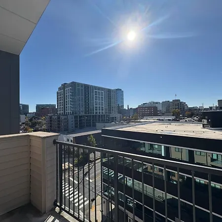 The Nash Luxe, Pool, Gym, Nightlife! * Nashville