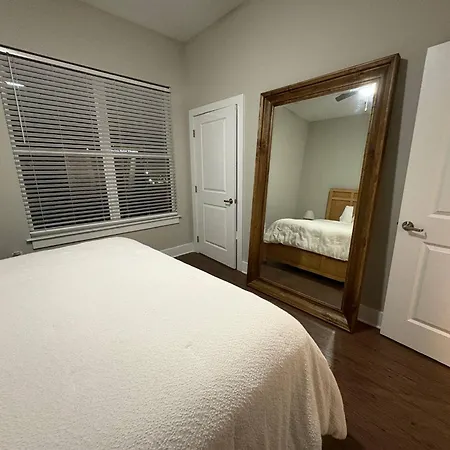 The Nash Luxe, Pool, Gym, Nightlife!
