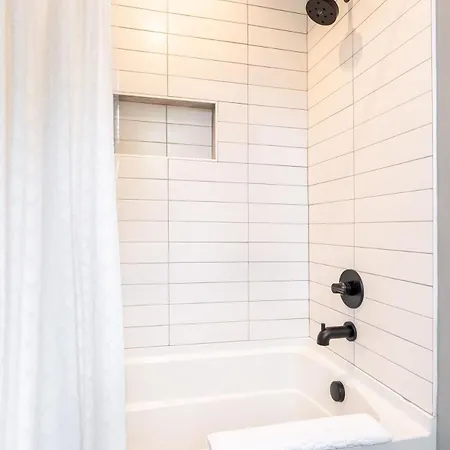 Holiday home The Jasmine On Wedgewood By Local Nashville