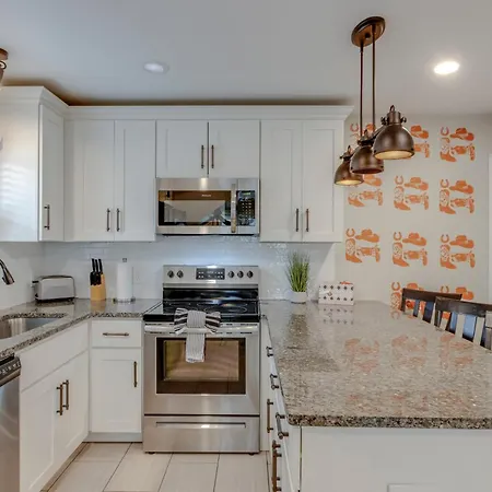 Apartment Walk About Hillsboro Village, 9 Mins To Downtown! *