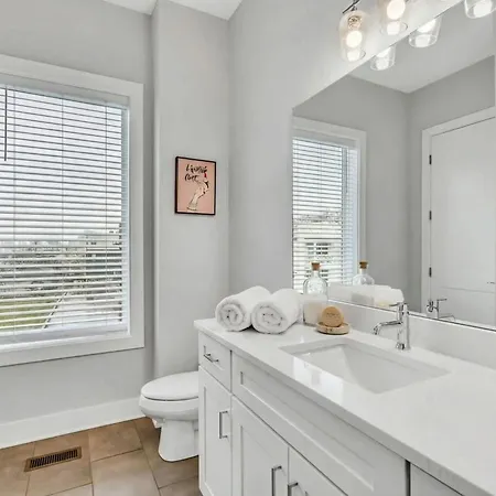 New Luxe 4br 12 Beds - Roofdeck Views - Chefs Kitchen Holiday home