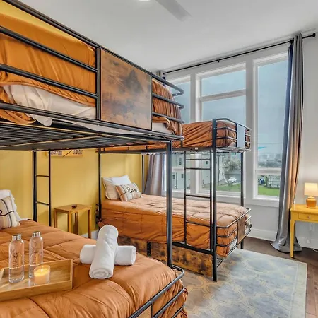 New Luxe 4br 12 Beds - Roofdeck Views - Chefs Kitchen Holiday home *