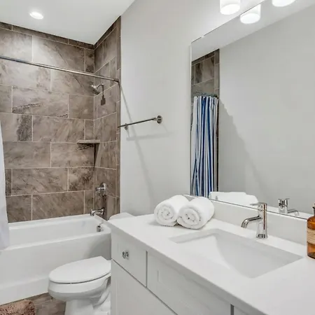Holiday home New Luxe 4br 12 Beds - Roofdeck Views - Chefs Kitchen Nashville