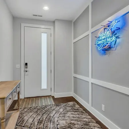 New Luxe 4br 12 Beds - Roofdeck Views - Chefs Kitchen Holiday home Nashville
