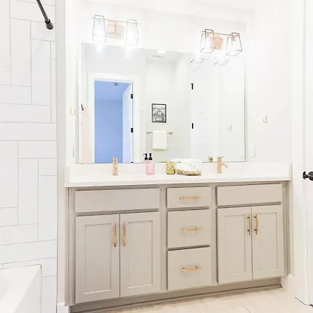 Holiday home Glam Bachelorette Stage & Neon Vibes *