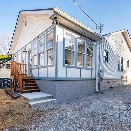 In Walkable Area 25 Miles To Downtown Family & Dog Friendly Holiday home *
