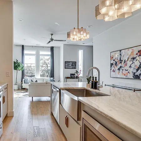 Pet-friendly Townhome W/ Rooftop Deck! Holiday home *