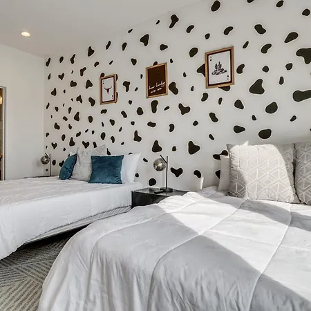Pet-friendly Townhome W/ Rooftop Deck!