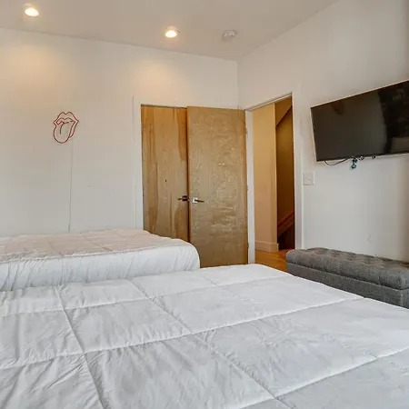 Pet-friendly Townhome W/ Rooftop Deck!