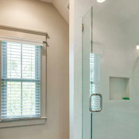 Walk-Friendly Germantown Guest House Apts *