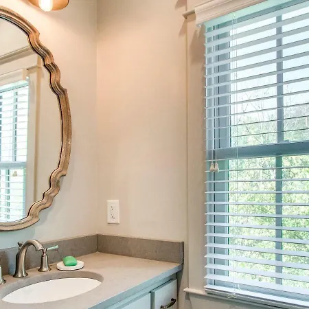 Apartment Walk-Friendly Germantown Guest House Apts *