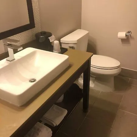 Country & By Radisson, Airport East, Tn Hotel 4*
