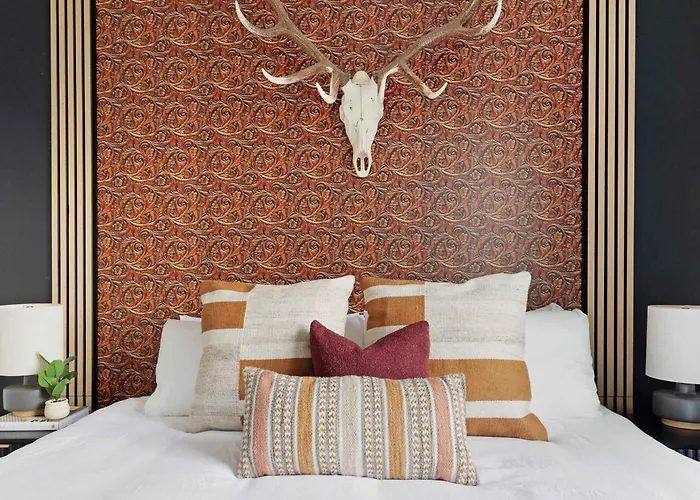 The Laredo - Beautifully Designed With Rooftop Patio