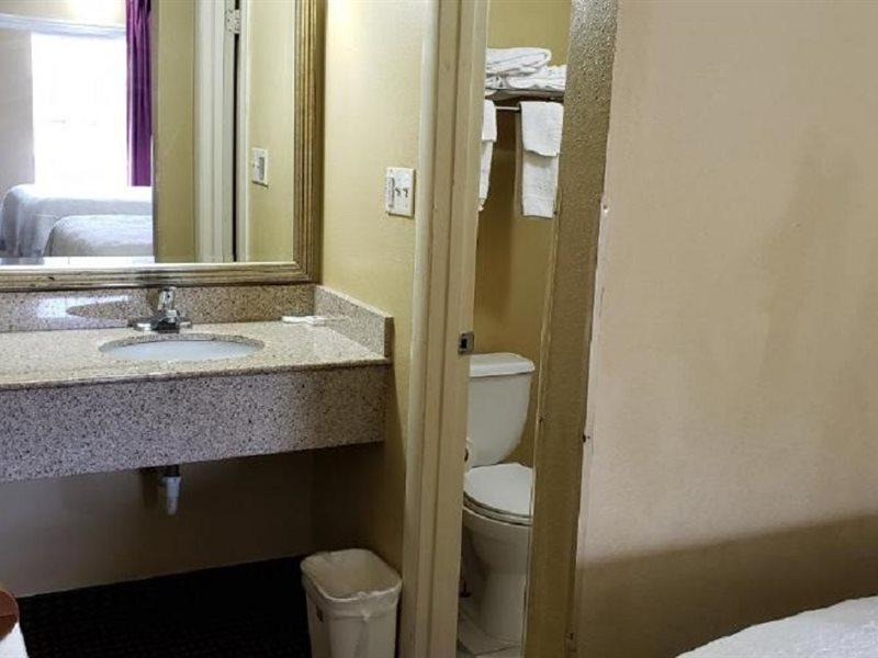 Vista And Airport East Motel 2*