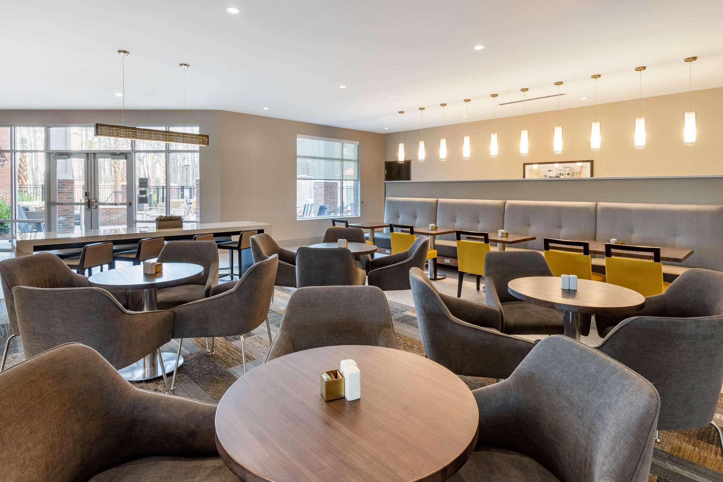 Cambria Airport Hotel 3*