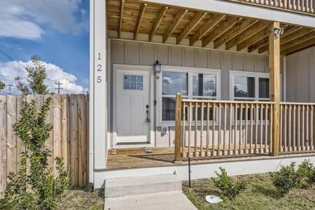 New Build 5 Min To Broadway Sleeps 10