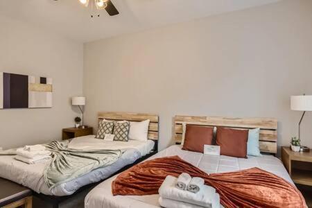 Holiday home New Build 5 Min To Broadway Sleeps 10 *
