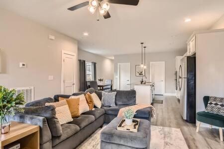Holiday home New Build 5 Min To Broadway Sleeps 10 *