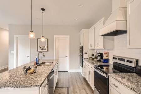 New Build 5 Min To Broadway Sleeps 10 * Nashville