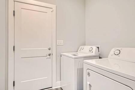 New Build 5 Min To Broadway Sleeps 10 * Nashville