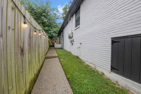 Blue - 2 Bedroom And Mins To Broadway Holiday home *