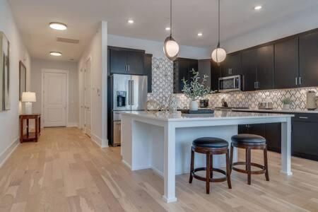 Roomy 1-level Near Vanderbilt With Parking, 1 Story, Elevator Building, Secure Parking, Patio, Elevator, Sleeping Space For Guests, Great For Groups, Walk To Campus, 24 Hr Hospitality Holiday home Nashville