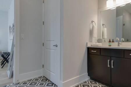 Roomy 1-level Near Vanderbilt With Parking, 1 Story, Elevator Building, Secure Parking, Patio, Elevator, Sleeping Space For Guests, Great For Groups, Walk To Campus, 24 Hr Hospitality *