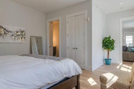 Roomy 1-level Near Vanderbilt With Parking, 1 Story, Elevator Building, Secure Parking, Patio, Elevator, Sleeping Space For Guests, Great For Groups, Walk To Campus, 24 Hr Hospitality Holiday home Nashville