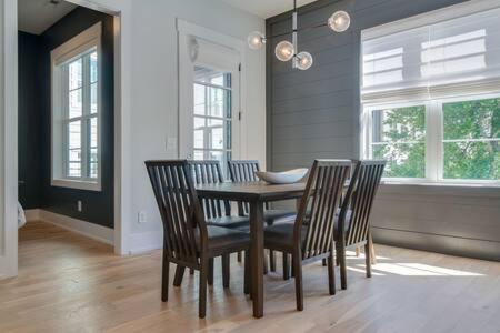 Holiday home Roomy 1-level Near Vanderbilt With Parking, 1 Story, Elevator Building, Secure Parking, Patio, Elevator, Sleeping Space For Guests, Great For Groups, Walk To Campus, 24 Hr Hospitality