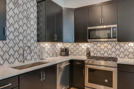 Roomy 1-level Near Vanderbilt With Parking, 1 Story, Elevator Building, Secure Parking, Patio, Elevator, Sleeping Space For Guests, Great For Groups, Walk To Campus, 24 Hr Hospitality * Nashville