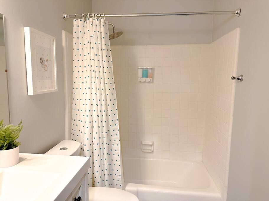Luxury 2br In Midtown With Patio-balcony & Optional Parking Near Broadway, Vanderbilt & Centennial Park *