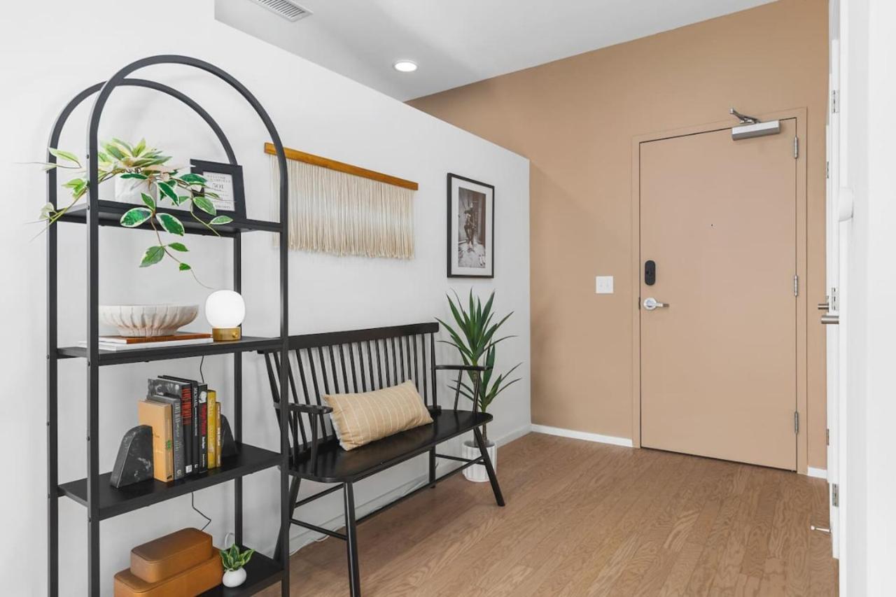 Penthouse On River With Garage And Patio, Walk Downtown *