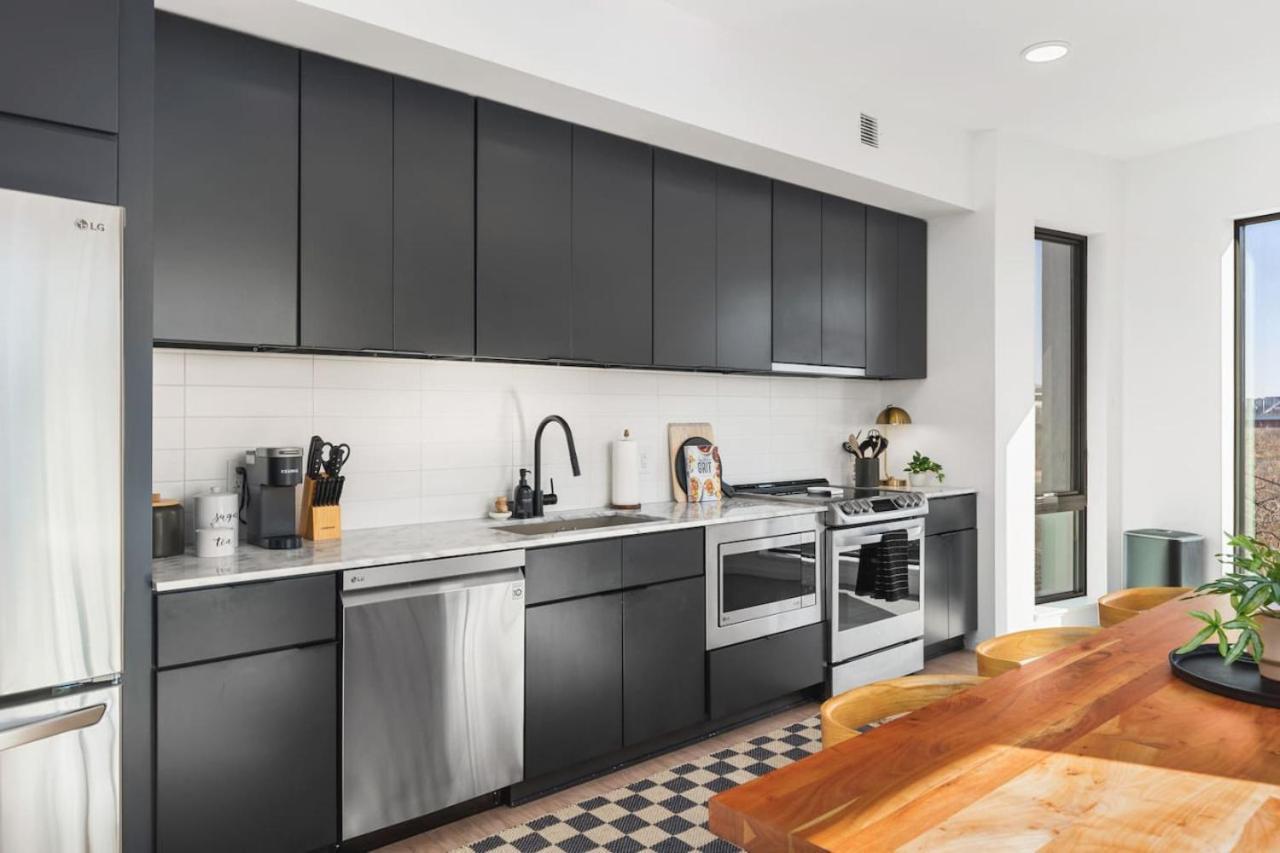 Apartment Penthouse On River With Garage And Patio, Walk Downtown *