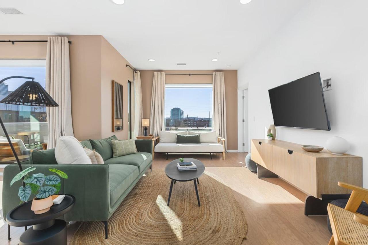 Penthouse On River With Garage And Patio, Walk Downtown Apartment *