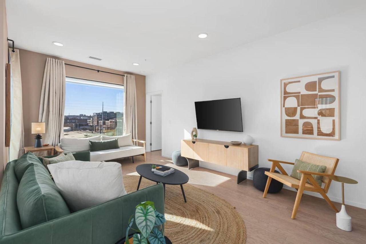 Penthouse On River With Garage And Patio, Walk Downtown Apartment
