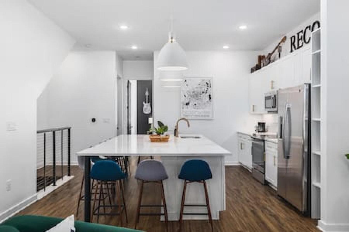 Large Patio, Rooftop Deck And Garage, 3 Miles To Broadway Holiday home