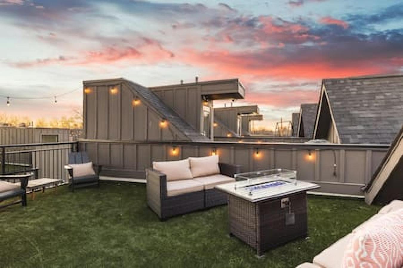 Large Patio, Rooftop Deck And Garage, 3 Miles To Broadway Holiday home