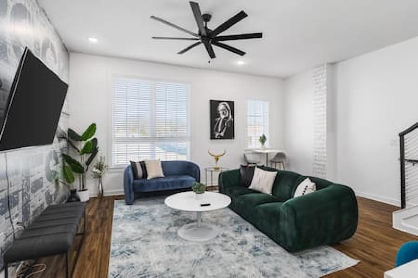 Holiday home Large Patio, Rooftop Deck And Garage, 3 Miles To Broadway