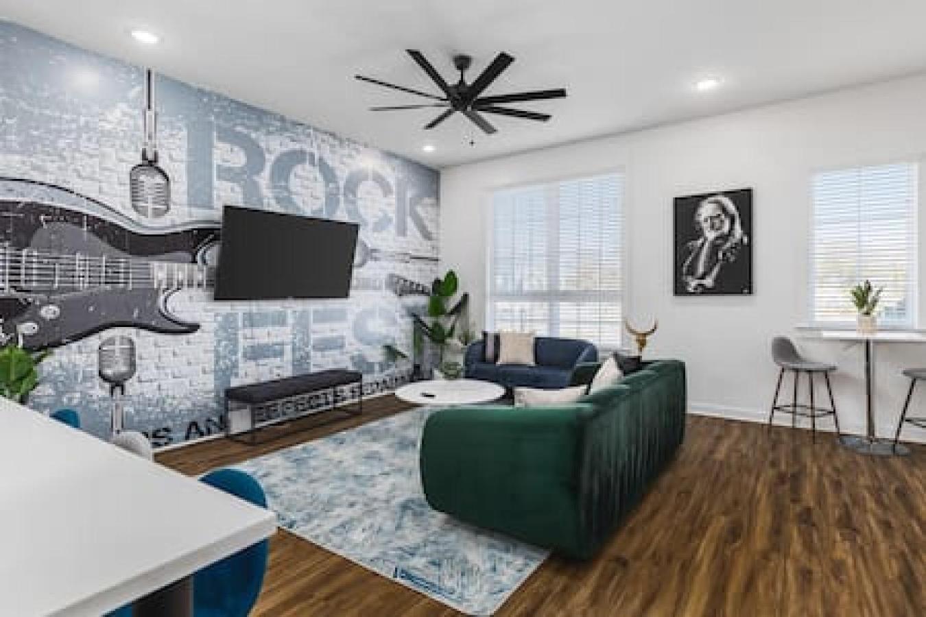 Large Patio, Rooftop Deck And Garage, 3 Miles To Broadway Holiday home Nashville