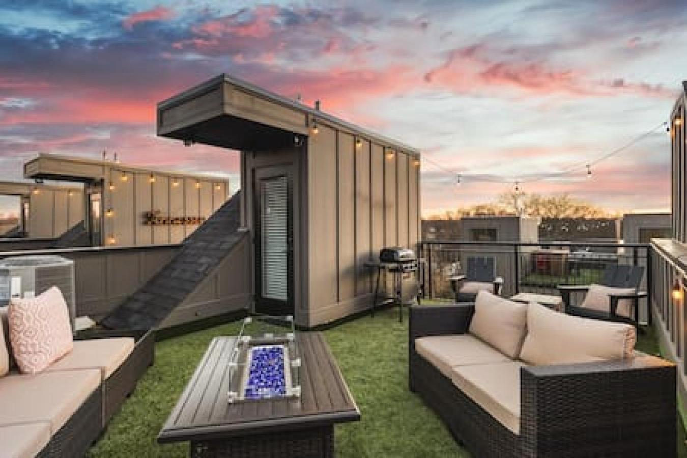 Large Patio, Rooftop Deck And Garage, 3 Miles To Broadway Holiday home