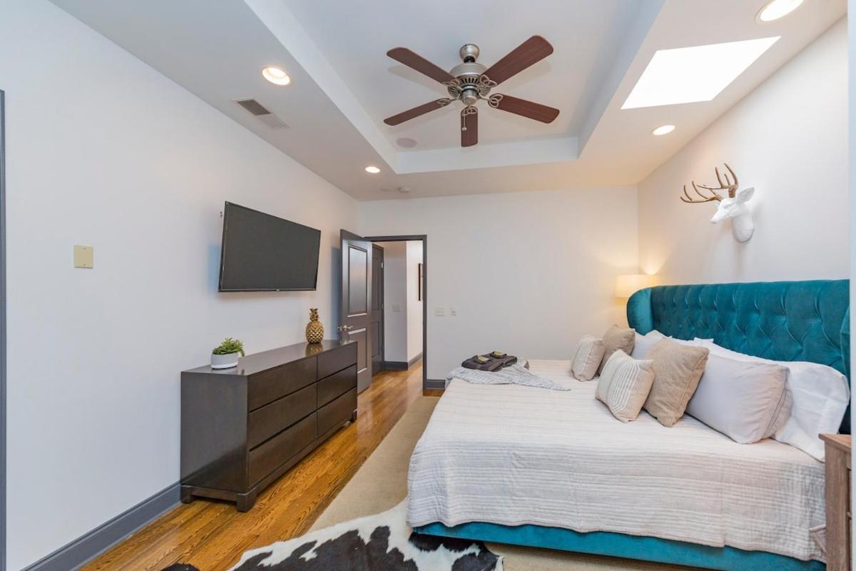 Holiday home 2 Chic Lofts Right On Broadway Strip Sleeps 10
