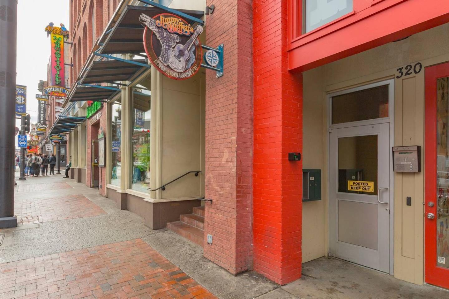 Apartment Spacious Penthouse On The Broadway Strip *