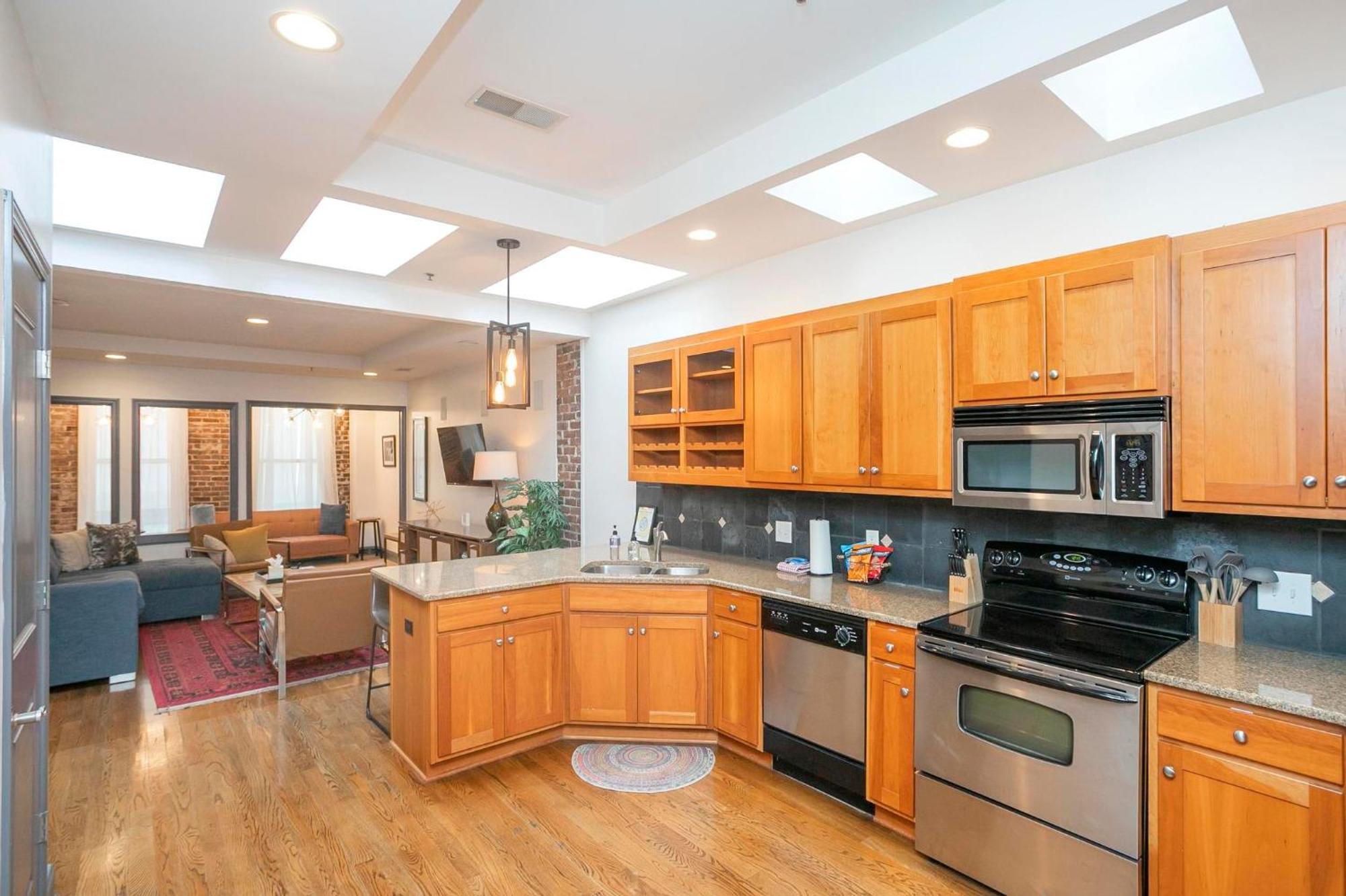 Spacious Penthouse On The Broadway Strip