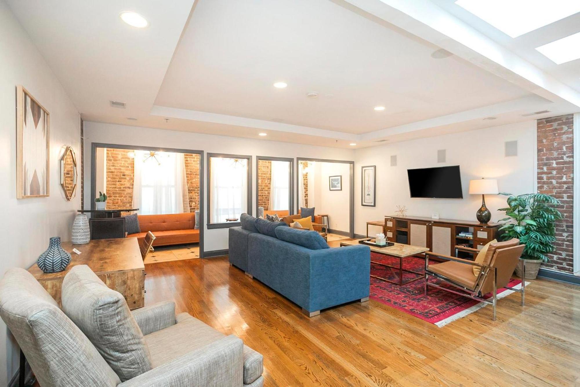 Spacious Penthouse On The Broadway Strip Apartment *