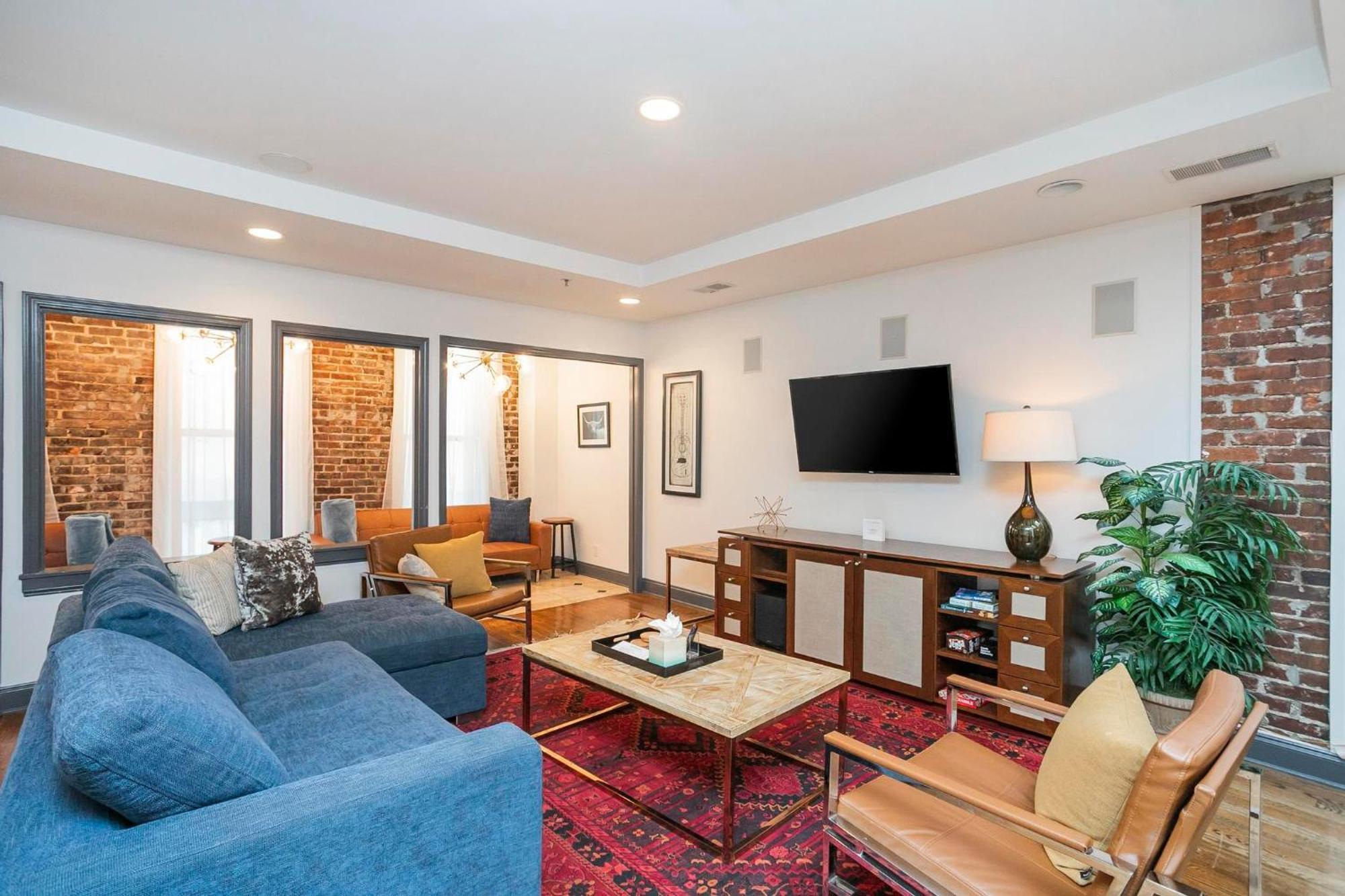 Spacious Penthouse On The Broadway Strip *