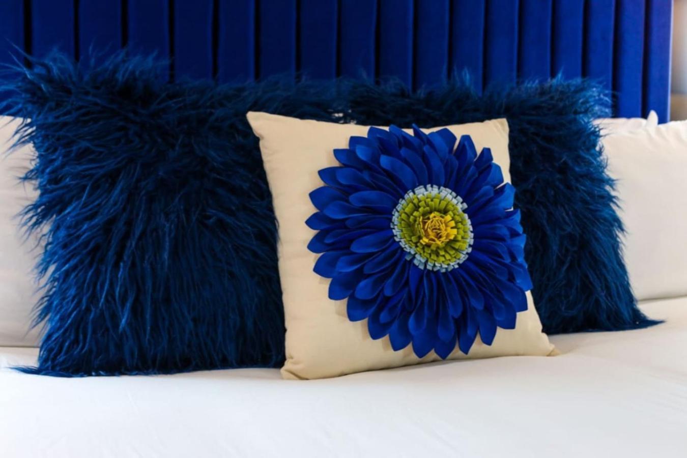 Blue Dreams 4 Bedroom 4.5 Bath With Rooftop Lounge Holiday home *