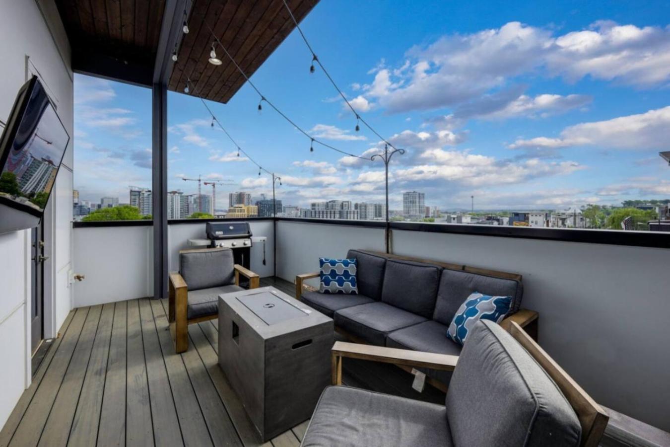 Blue Dreams 4 Bedroom 4.5 Bath With Rooftop Lounge