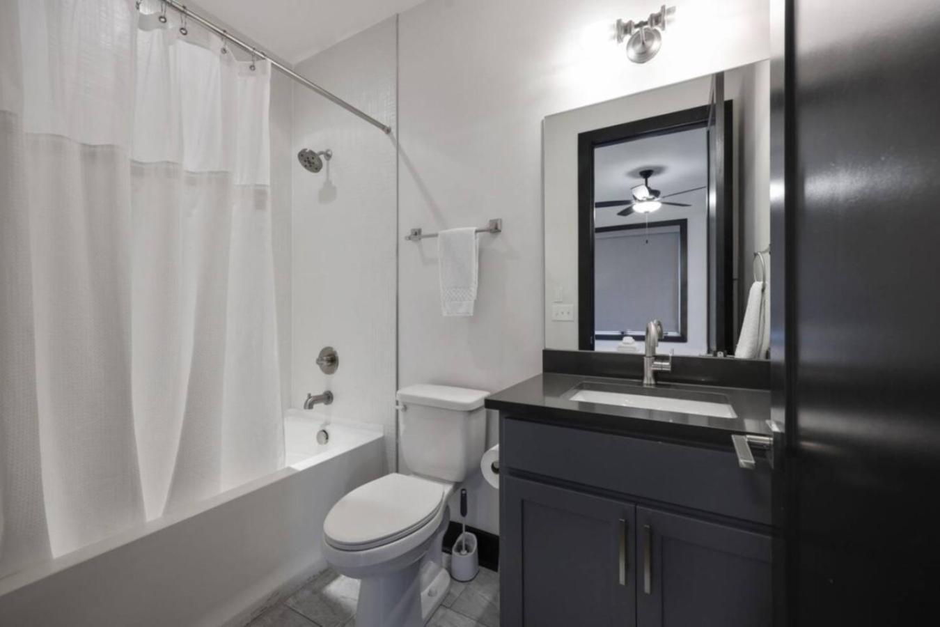 Blue Dreams 4 Bedroom 4.5 Bath With Rooftop Lounge Holiday home Nashville