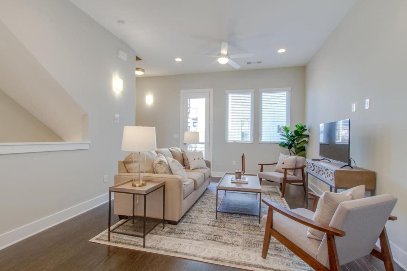 Relaxing Urban Escape Minutes To Downtown Holiday home *