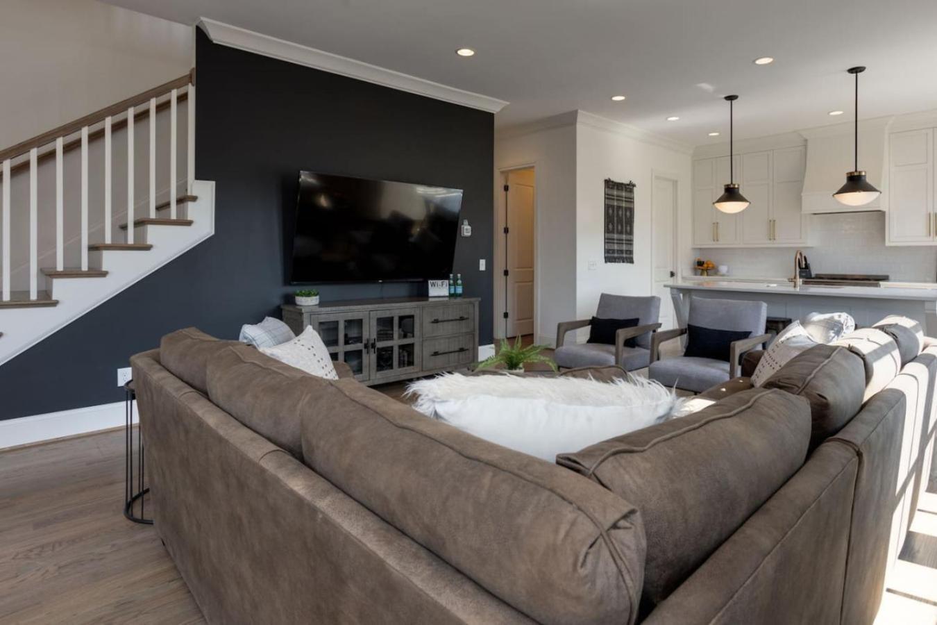 Downtown Luxury Large Townhome Lots Of Beds Holiday home